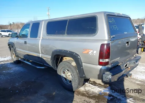 2000 Chevrolet Silverado 1500 Ls z USA, uszkodzony, nr VIN 1GCEK19V3YE417485